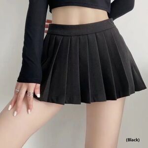 *NEW* Black pleated skirt